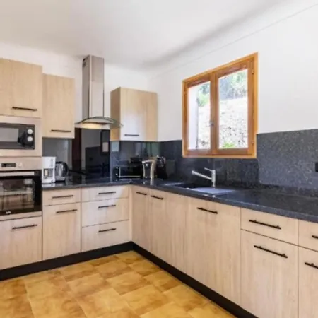 Σπίτι διακοπών Spacious House With Pool In