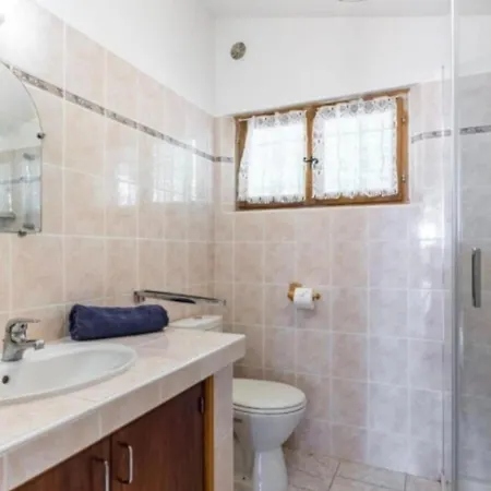 Spacious House With Pool In Σπίτι διακοπών