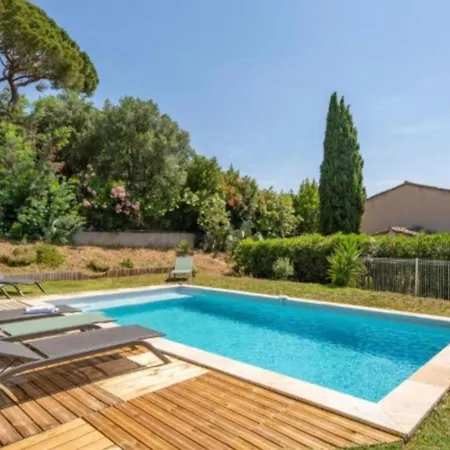 Spacious House With Pool In Сент-Максим