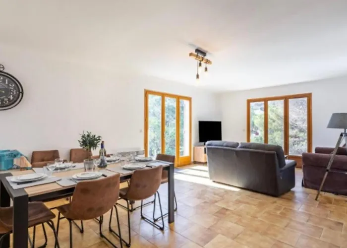 Дом отдыха Spacious House With Pool In *